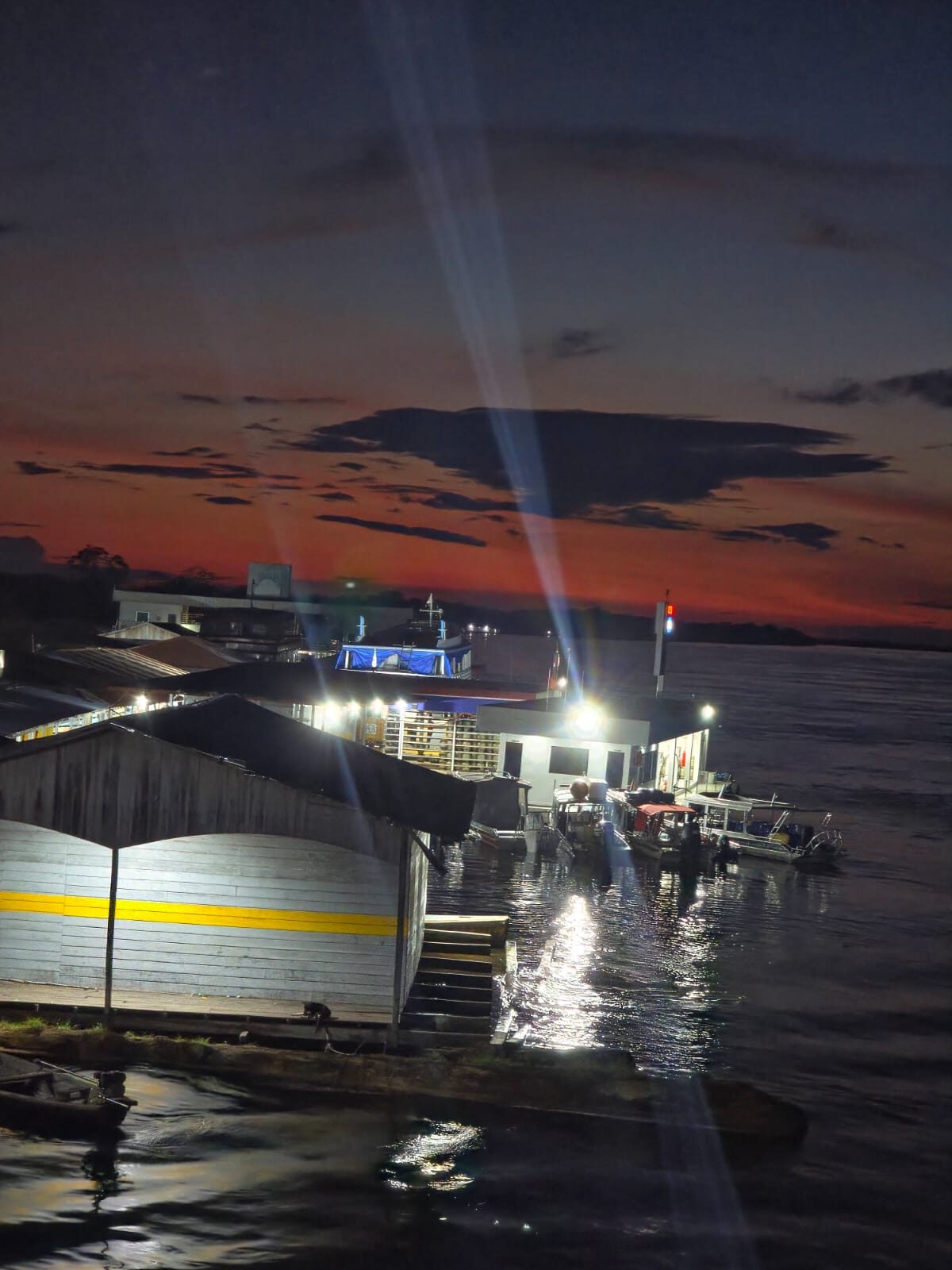 Embarcação atracada no porto ao entardecer